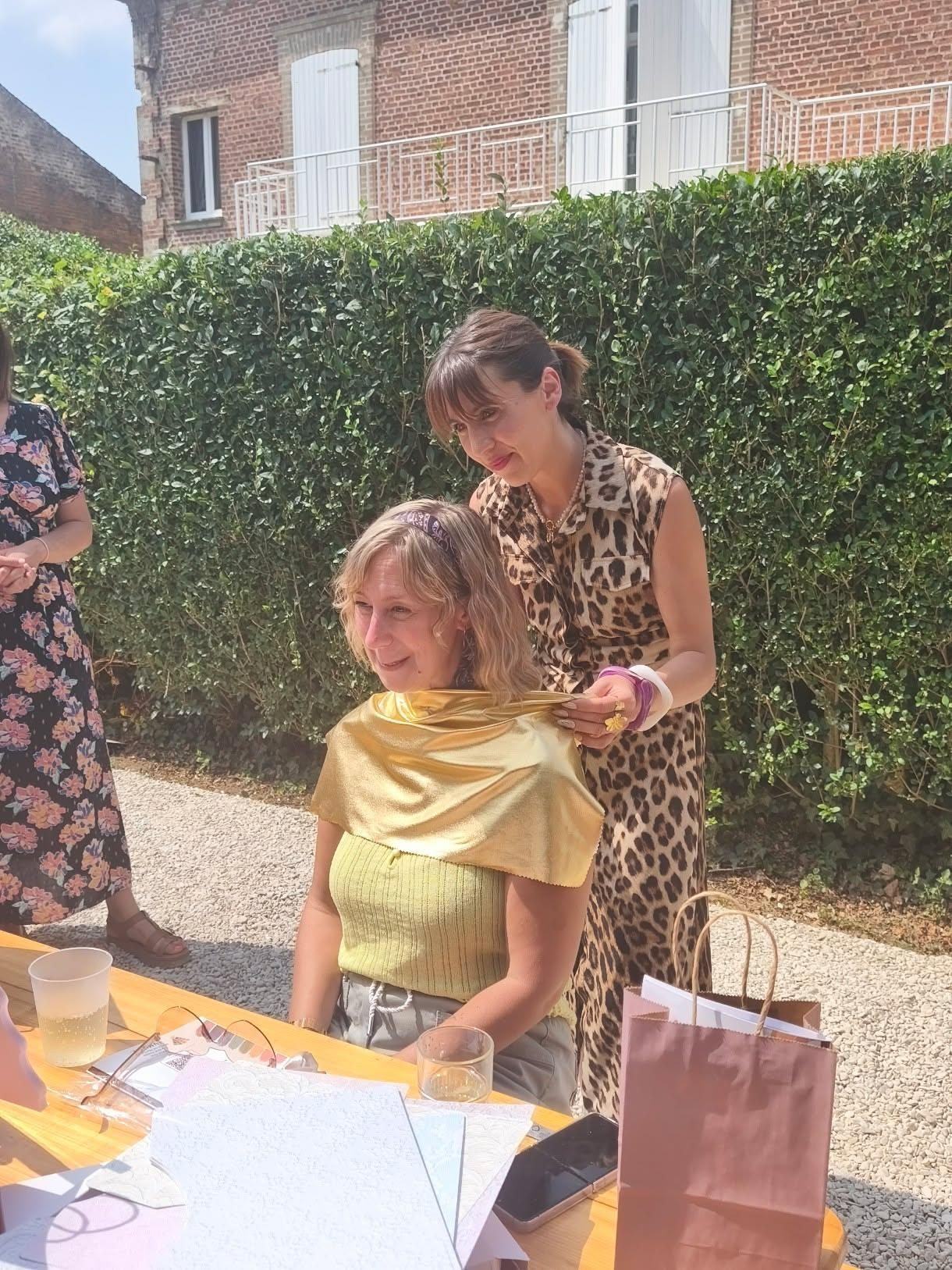 Sabrina lors d'une séance de colorimétrie en extérieur, ajustant un foulard coloré