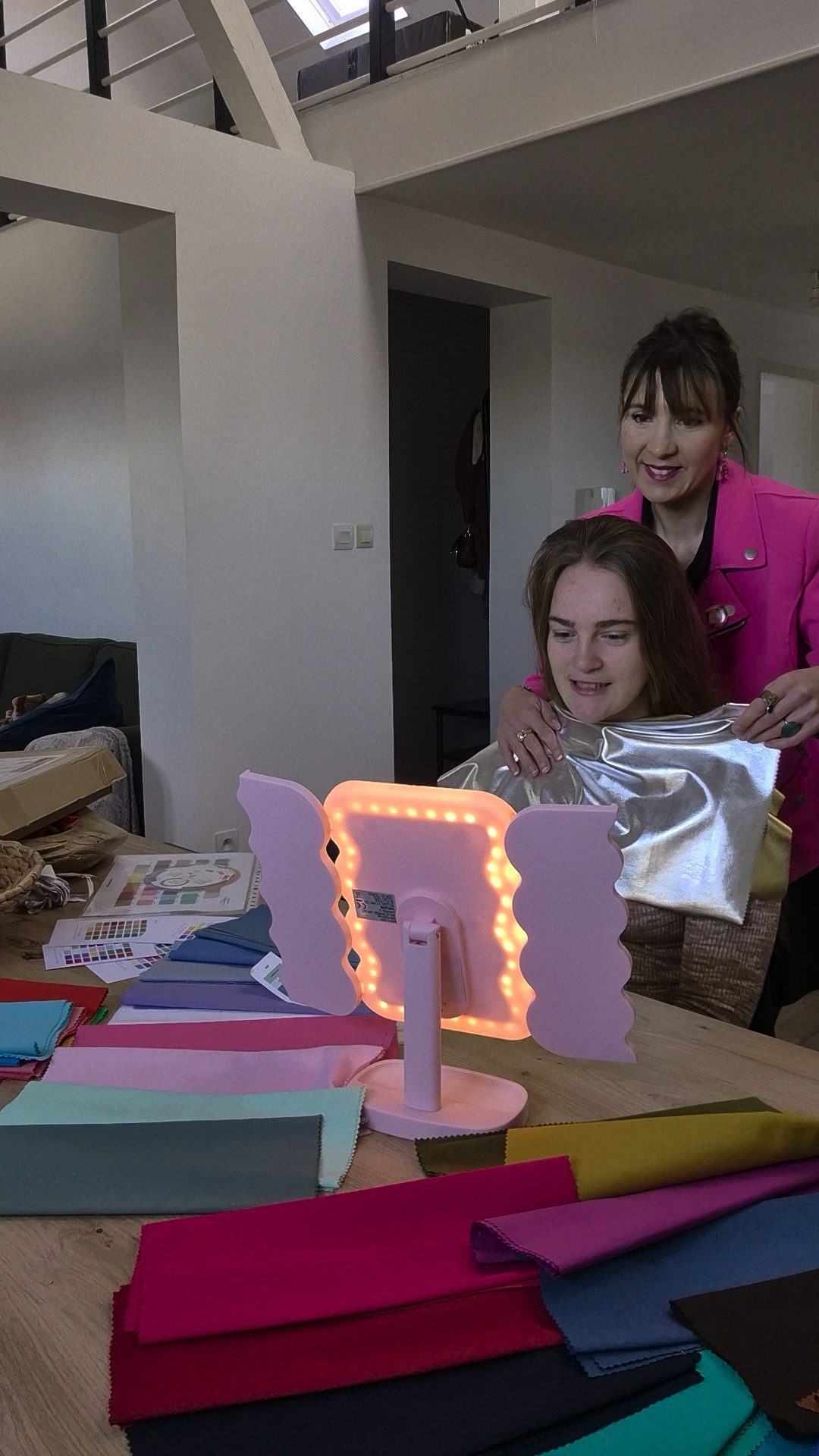 Séance de colorimétrie devant un miroir lumineux, drapé d'un tissu argenté