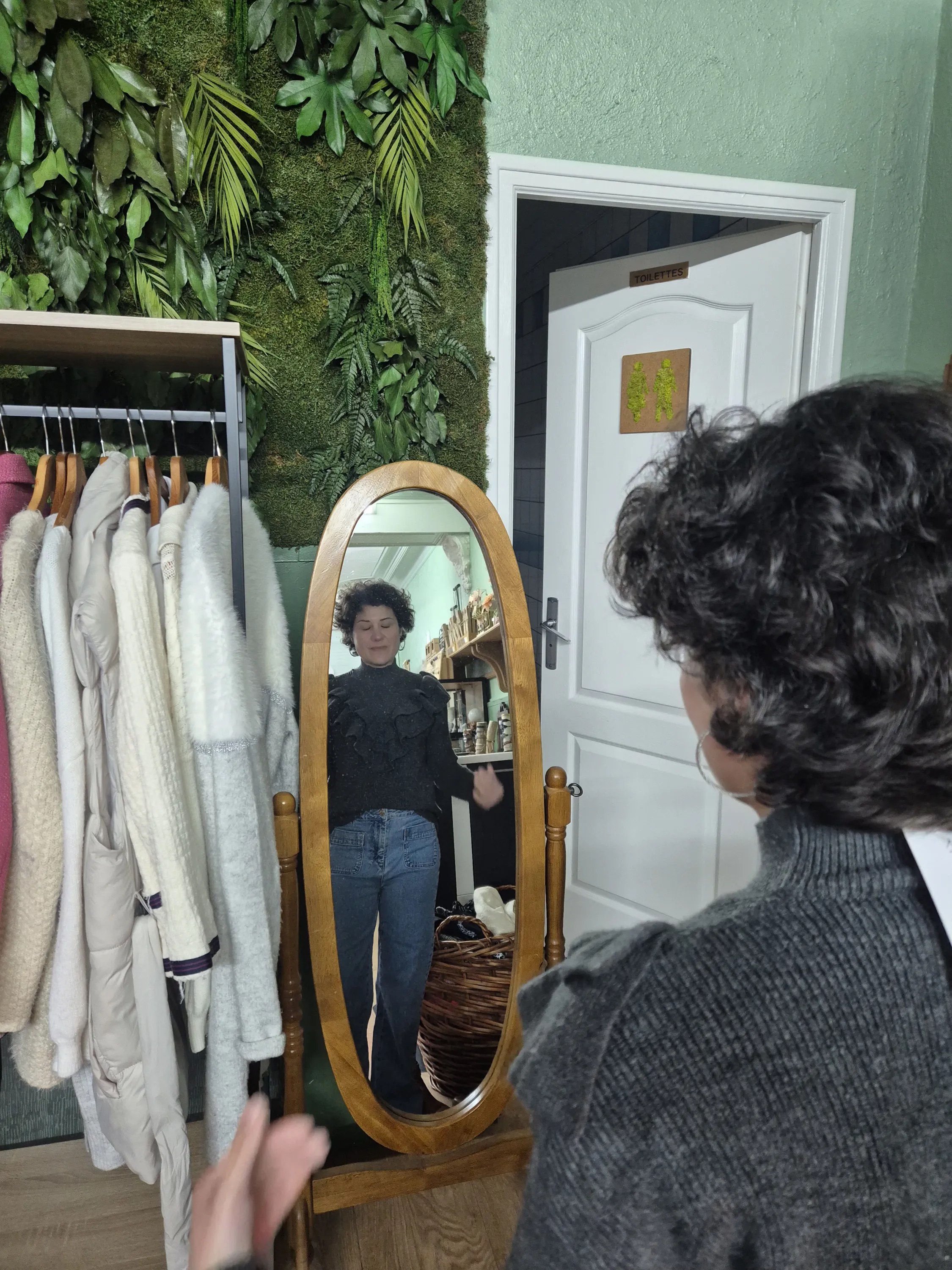 Essayage devant un miroir en boutique, moment de shopping personnalisé