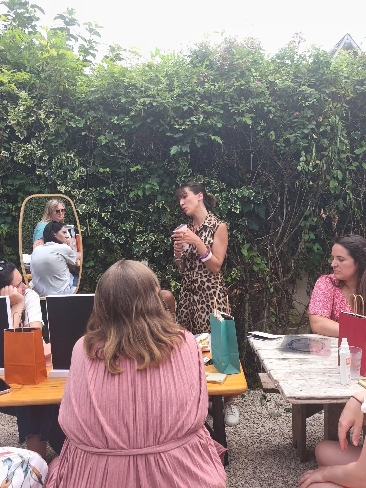 Sabrina animant une séance d'accompagnement en image avec plusieurs participantes