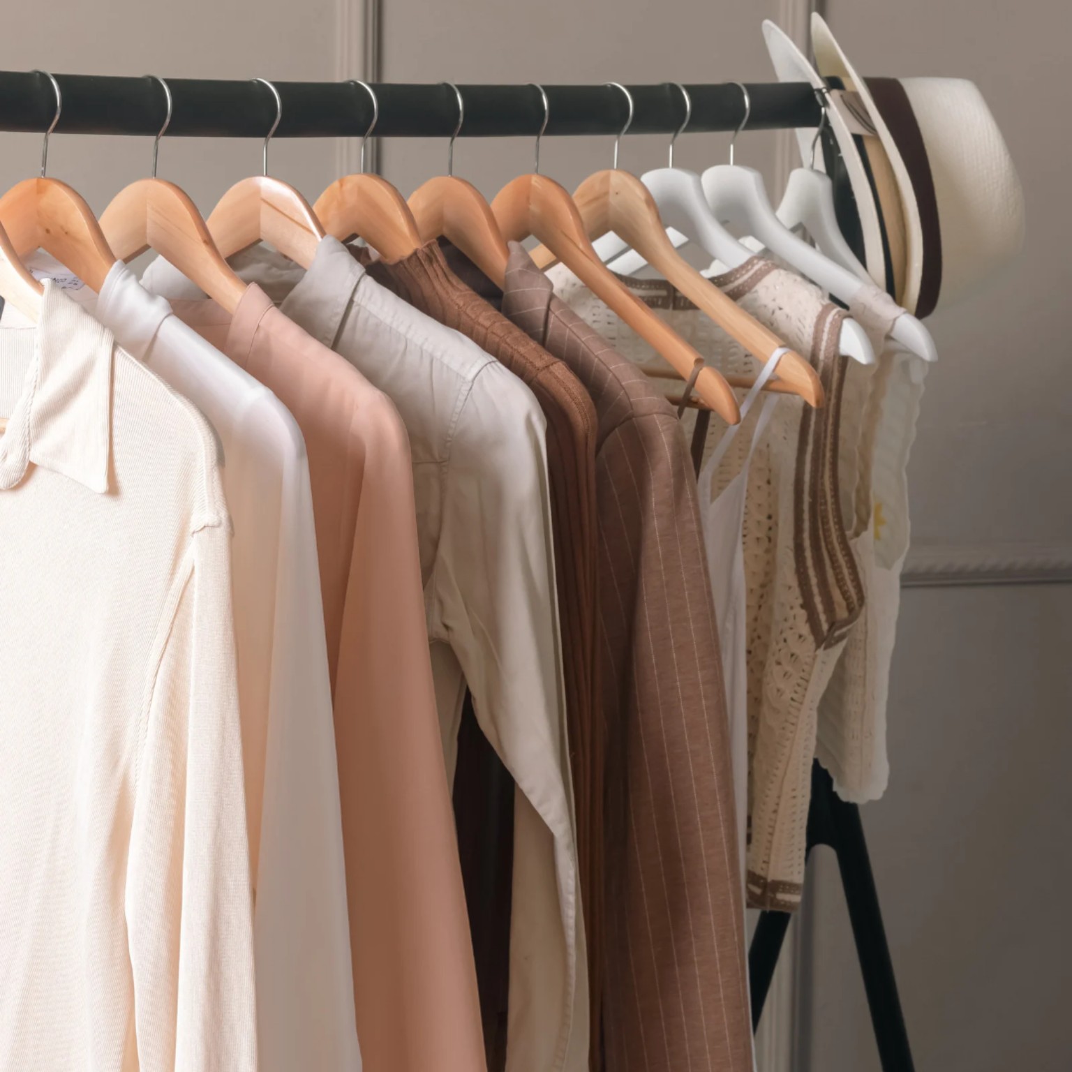 Dressing organisé, tenues sélectionnées et harmonieuses sur un portant